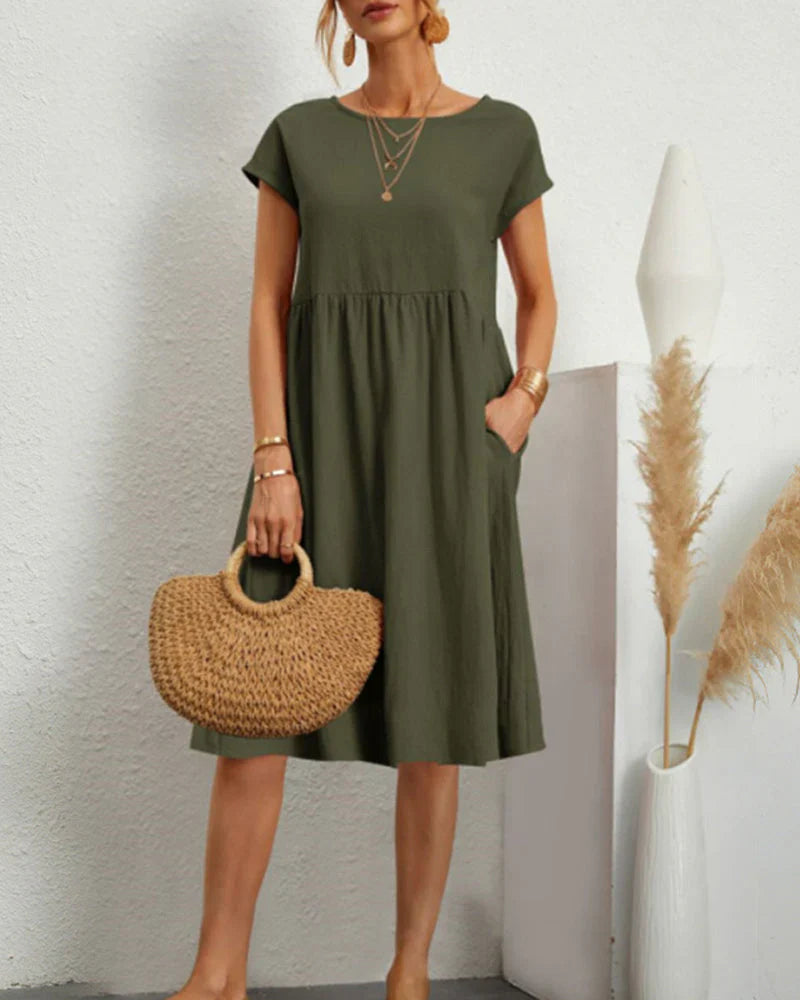 Comfortable midi dress with a round neckline and pockets