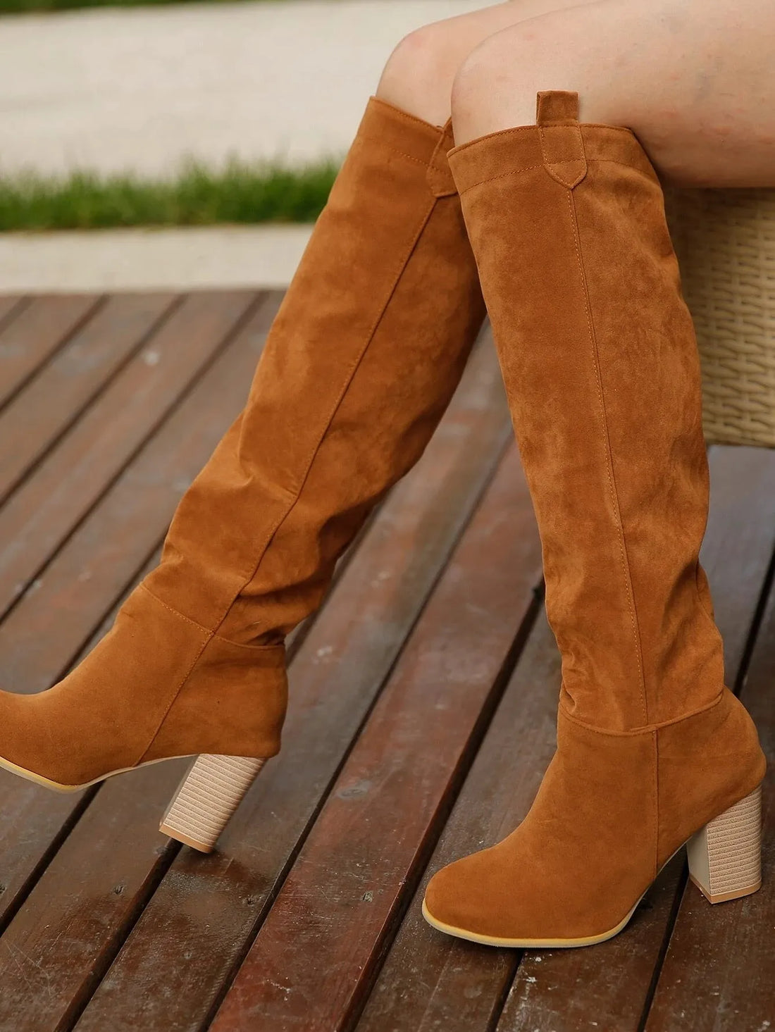 Warm women's knee boots: buy fashionable winter boots