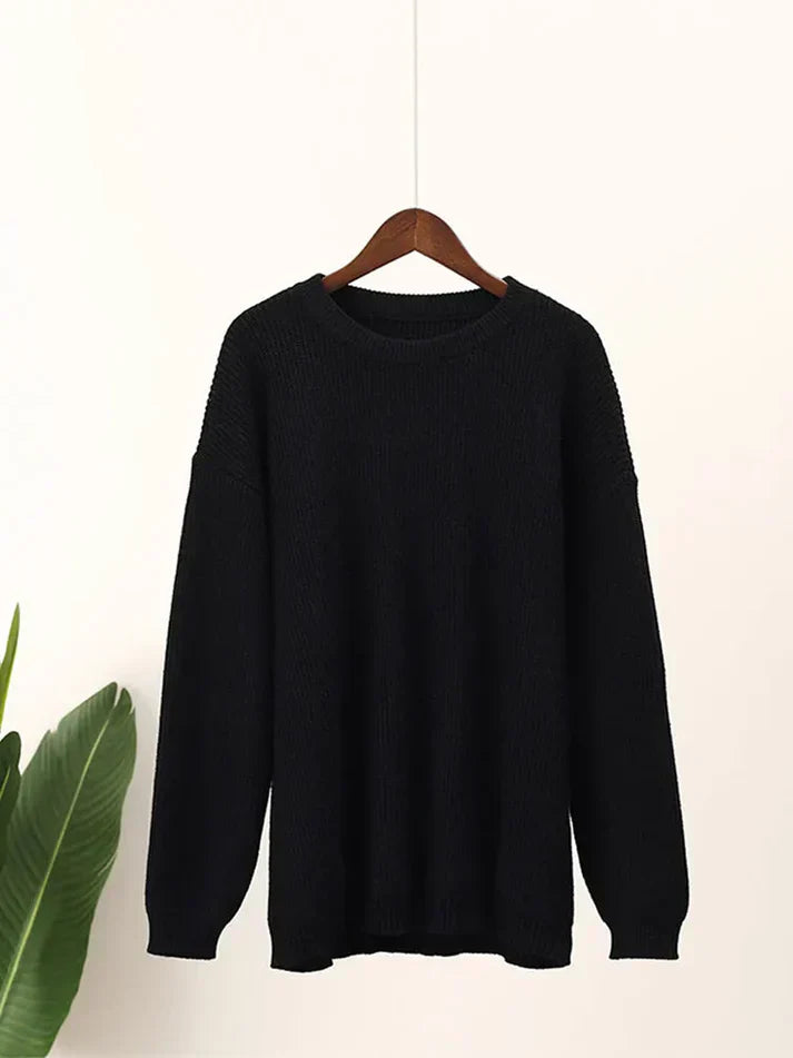 Warm winter jumper: fashionable round neckline in a minimalist design