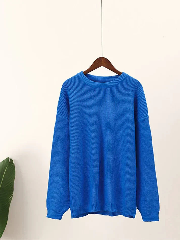 Warm winter jumper: fashionable round neckline in a minimalist design