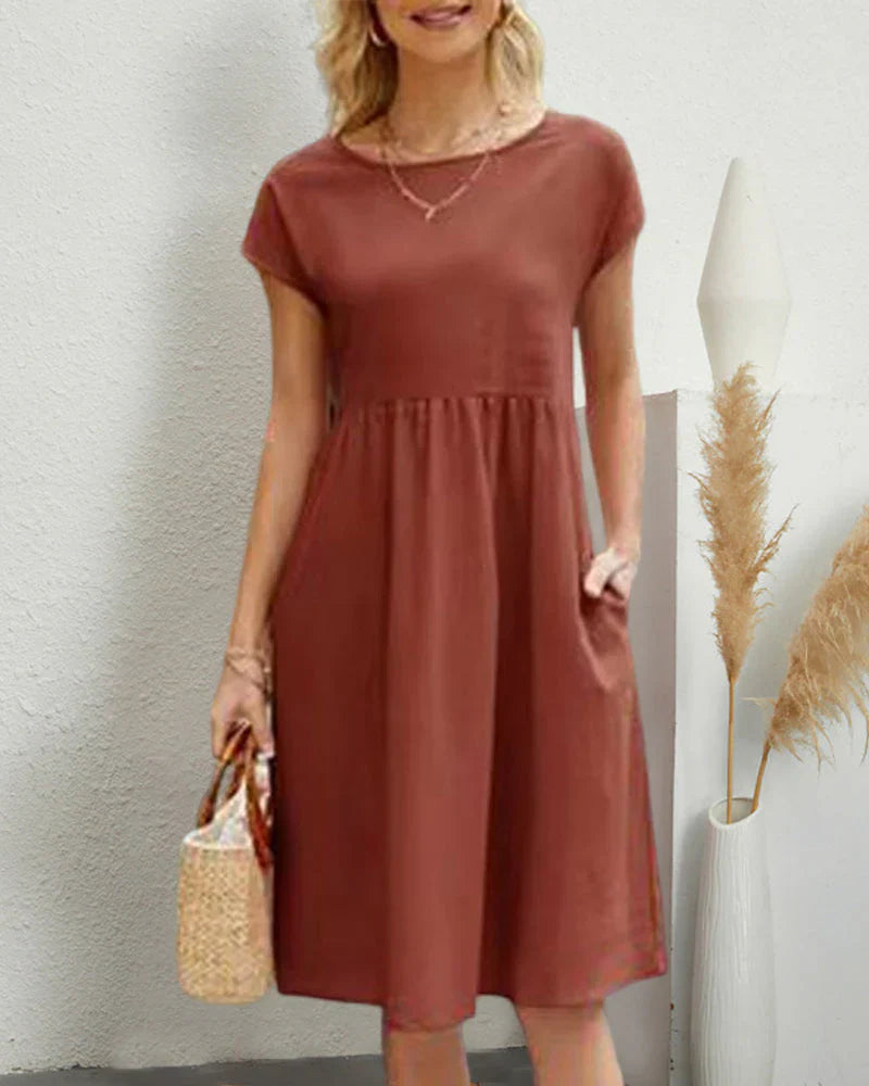 Comfortable midi dress with a round neckline and pockets