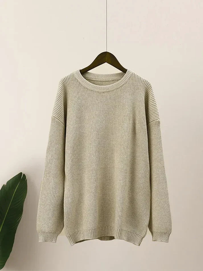 Warm winter jumper: fashionable round neckline in a minimalist design