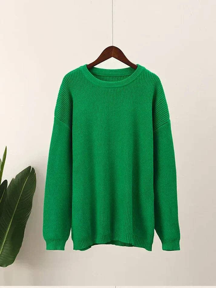 Warm winter jumper: fashionable round neckline in a minimalist design