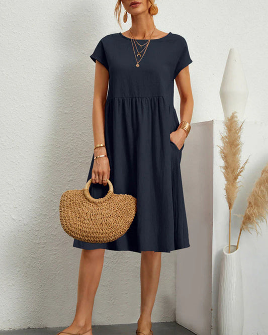 Comfortable midi dress with a round neckline and pockets