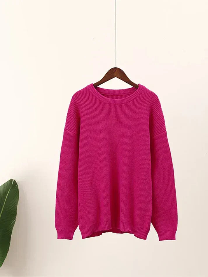 Warm winter jumper: fashionable round neckline in a minimalist design