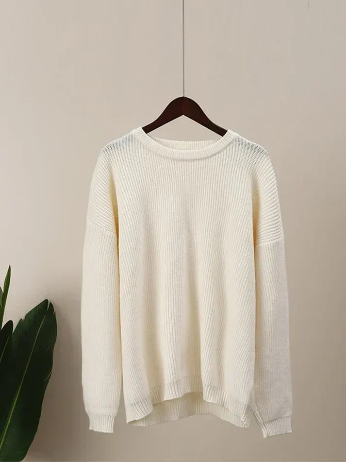 Warm winter jumper: fashionable round neckline in a minimalist design