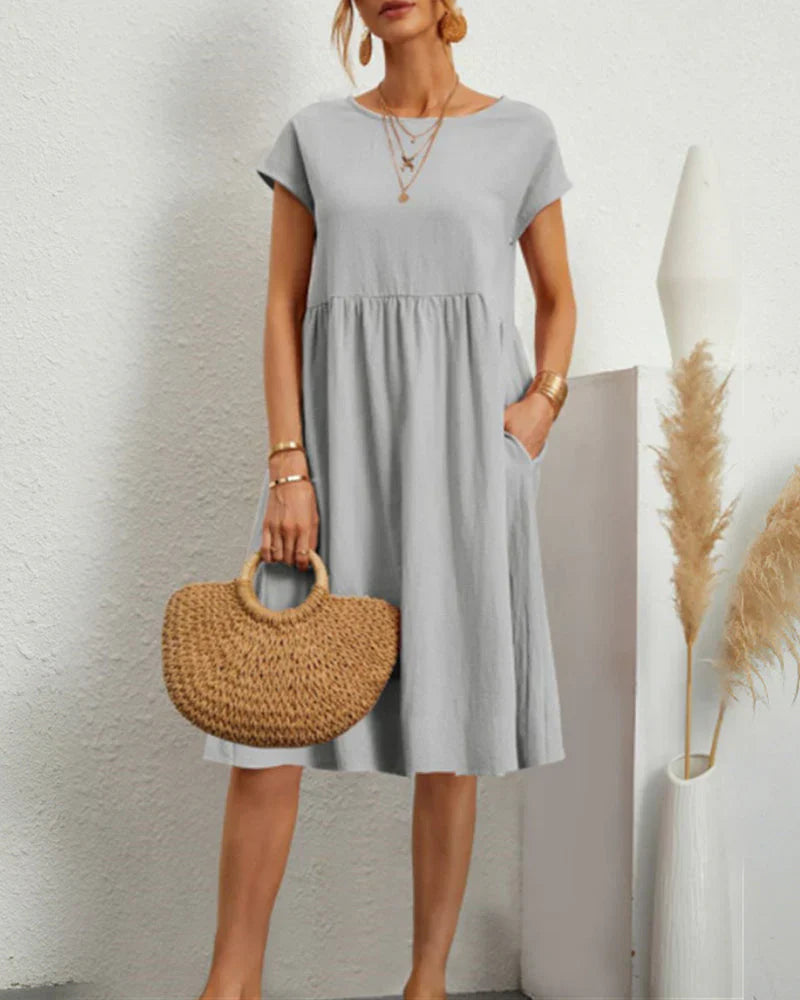 Comfortable midi dress with a round neckline and pockets