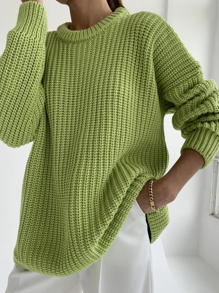 Warm winter jumper: fashionable round neckline in a minimalist design