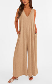 Women's casual jumpsuit with V-neckline, sleeveless and wide legs