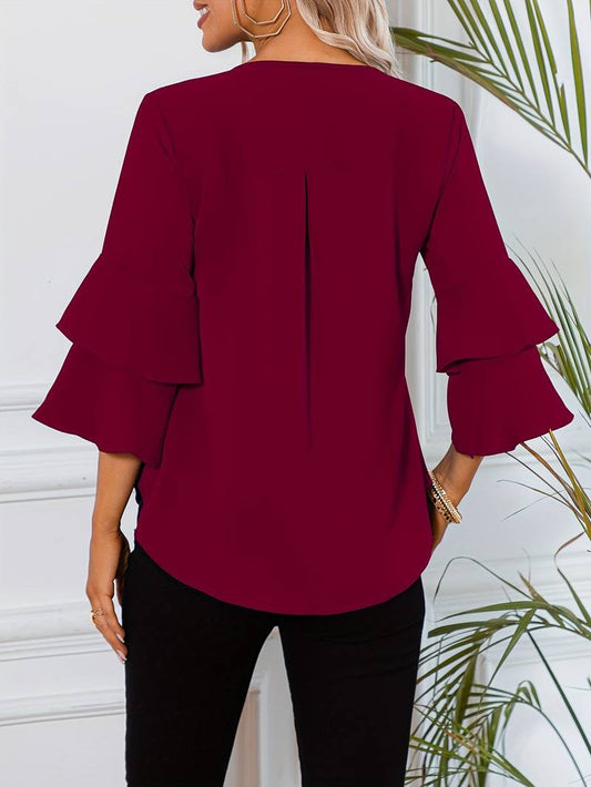 Abigail – blouse with a round neckline and flared sleeves